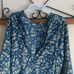 Suzy Shier Blue Floral blouse top shirt